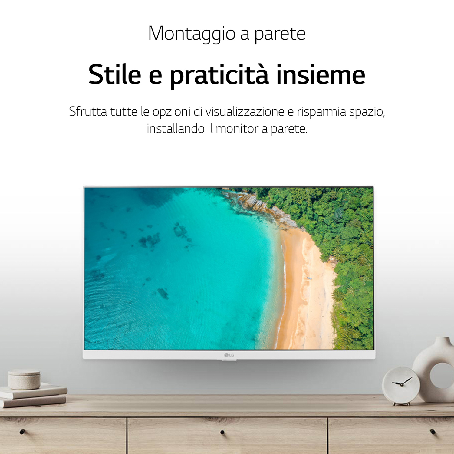 TV a parete con immagine spiaggia. Tavolo in legno con libri e decorazioni in primo piano. Testo: Stile e praticità insieme.