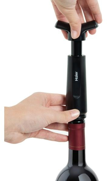 Une bouteille de vin noire ouverte avec un tire-bouchon Haier noir.
