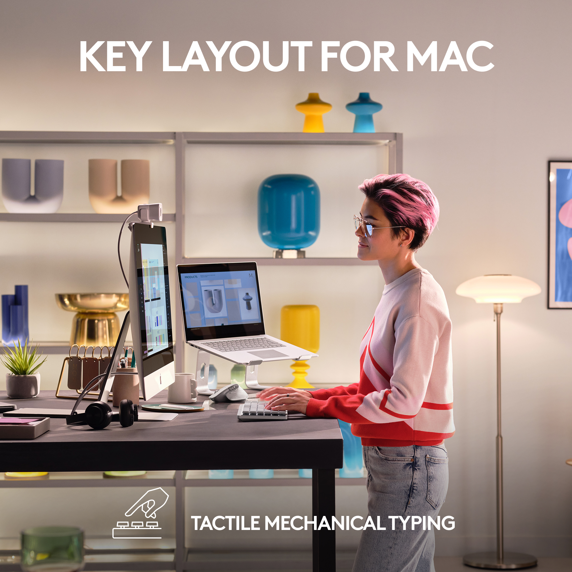 Frau am Schreibtisch mit Laptop, Monitor und Tastatur; der Text 'KEY LAYOUT FOR MAC'.