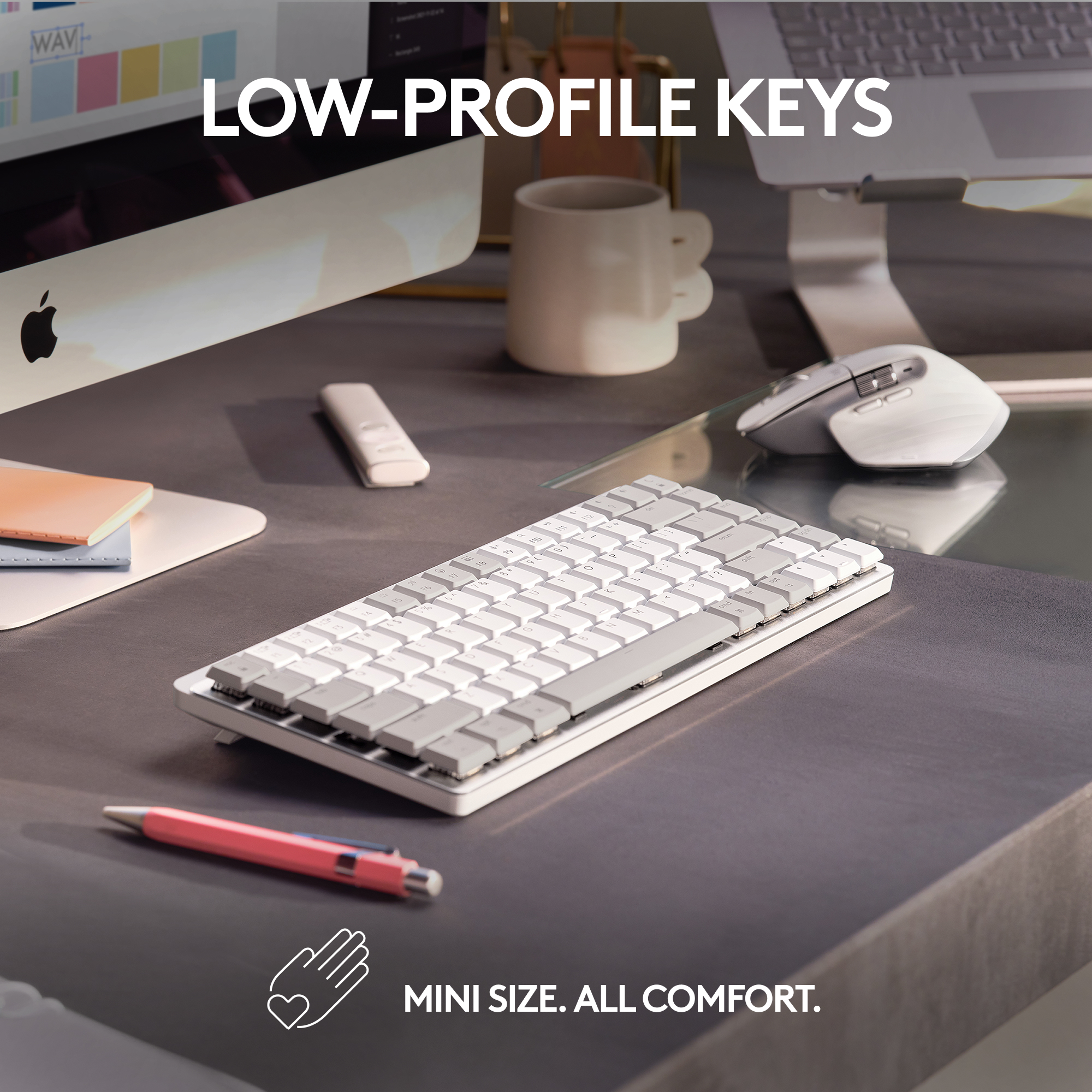 Tastatur auf Schreibtisch mit Monitor, Maus, Stift und Becher. Text: Low-Profile-Tasten, Mini-Größe, voller Komfort.