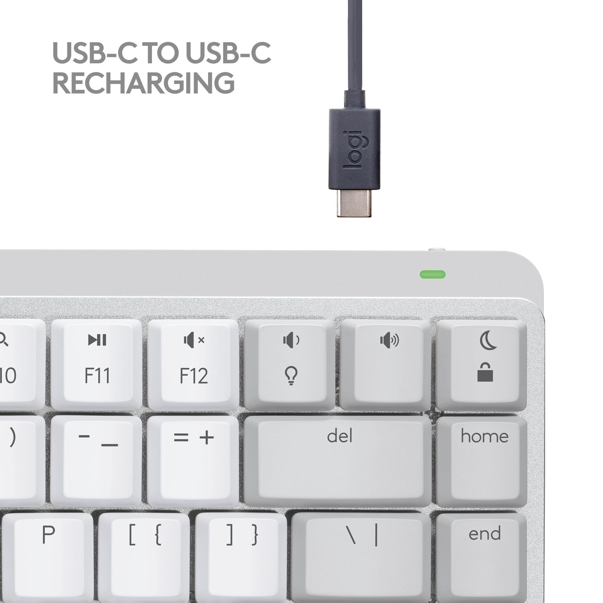 Eine weiße Tastatur mit einem USB-C-Kabel darüber. Das Wort logi ist sichtbar.