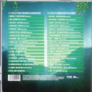 CD-Cover mit Titelliste in zwei Spalten über grünem Hintergrund. Text und Logos.