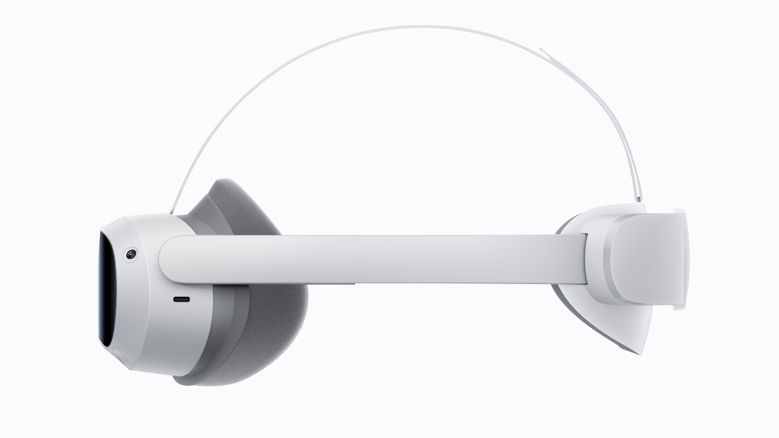 Weiße VR-Brille von der Seite, mit gebogenem Kopfband, isoliert auf Weiß.