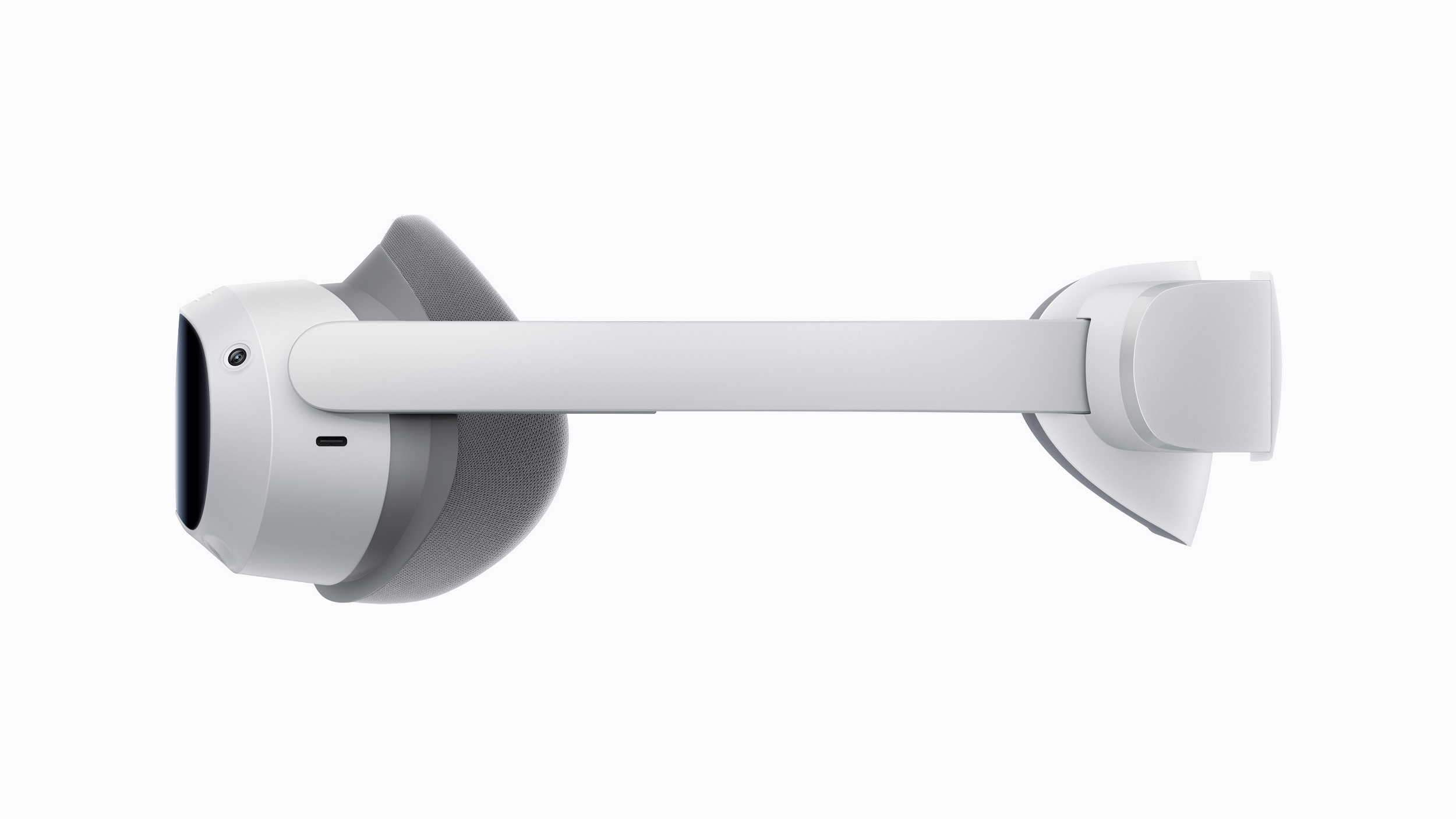 VR-Headset, weiß, von der Seite auf weißem Hintergrund betrachtet.