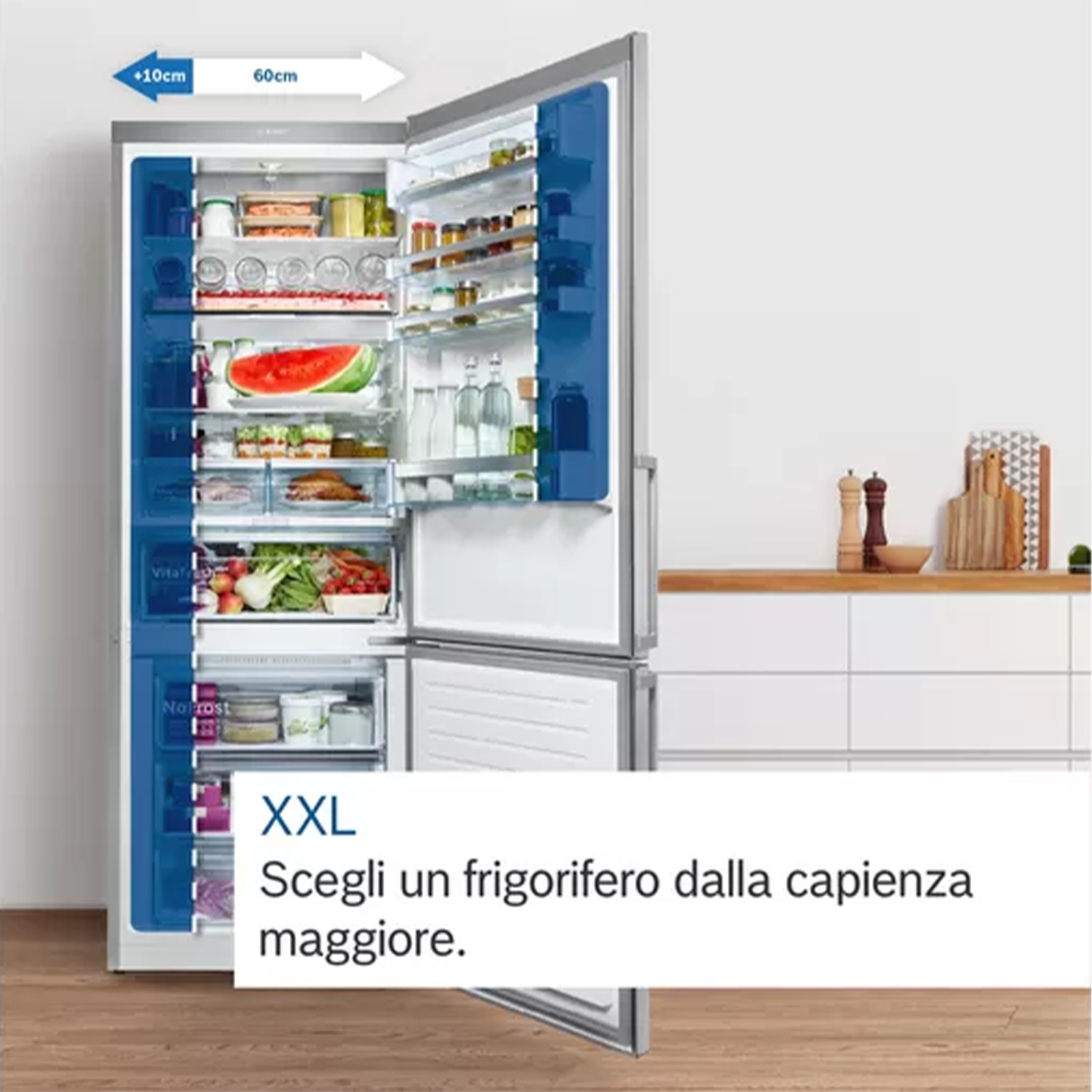 Un frigorifero con le porte aperte, che mostra l'interno pieno di generi alimentari.