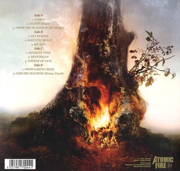 Albumcover mit einem brennenden Baum mit Totenköpfen. Der Text steht oben. Der Hintergrund ist dunkel.