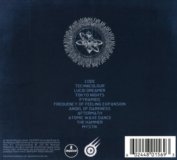 Albumcover mit Titelliste. Dunkelblauer Hintergrund. Weißer Text. Künstlerisches Design mit Symbolen.