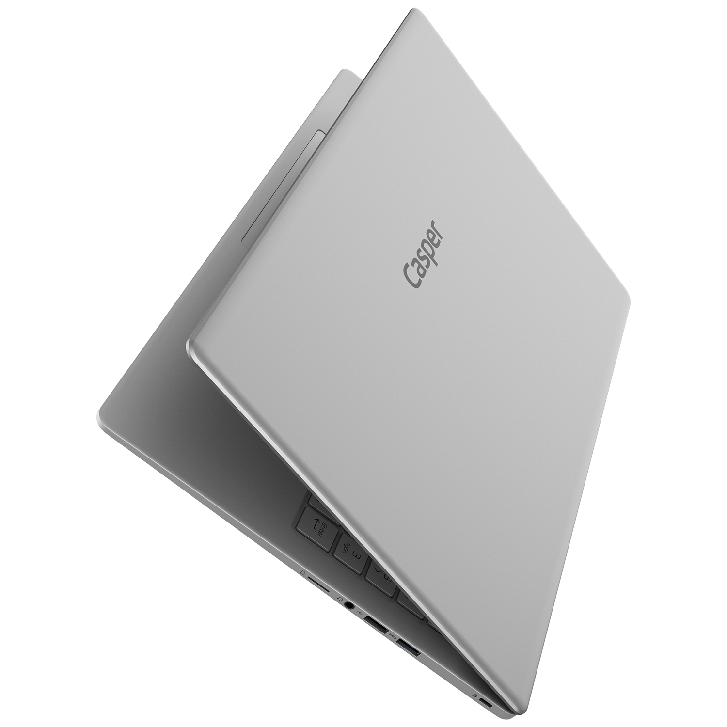 Casper logosu olan, kısmen açık gümüş laptop. Karanlık zemin. Açılı çekim.