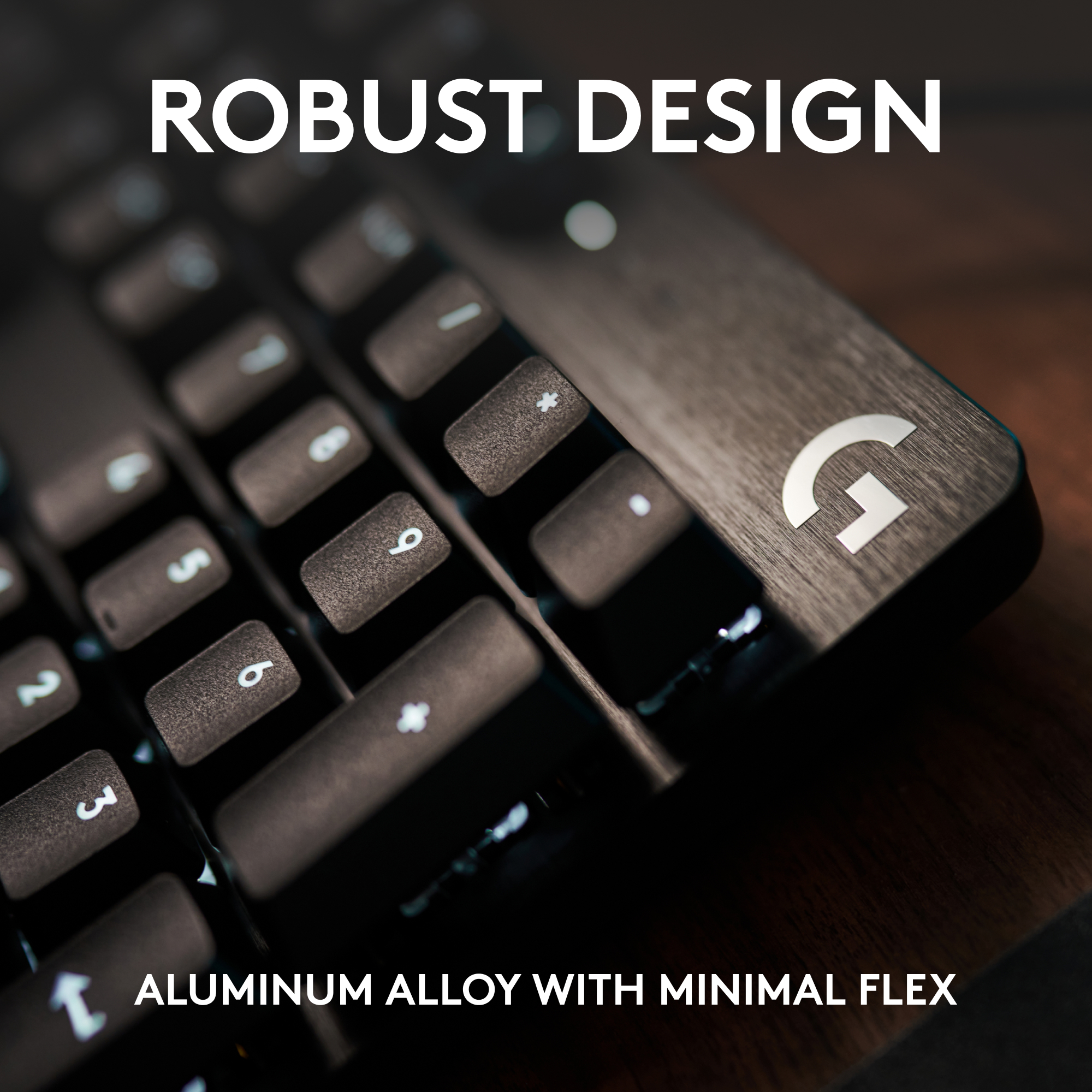 Gros plan sur un clavier noir avec touches éclairées en blanc. Texte: "CONCEPTION ROBUSTE", "ALLIAGE D'ALUMINIUM".