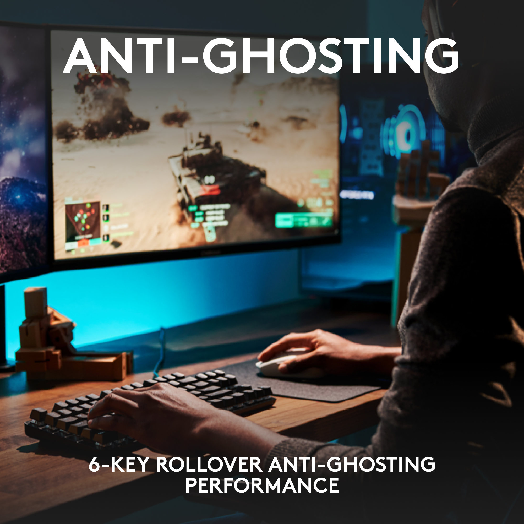 Personne utilisant un clavier et une souris avec un moniteur de jeu en arrière-plan affichant un jeu.