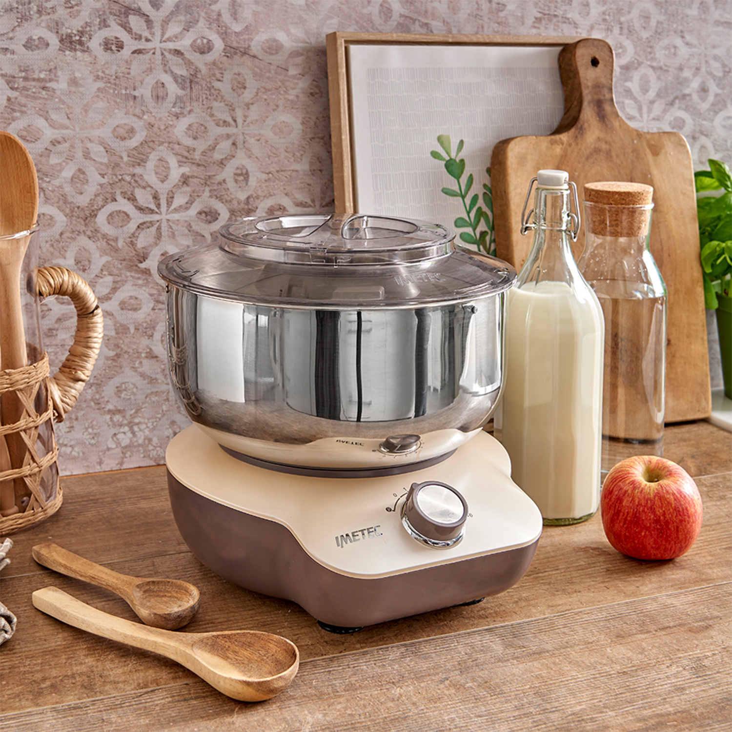Una scena di cucina con un robot da cucina e ingredienti.