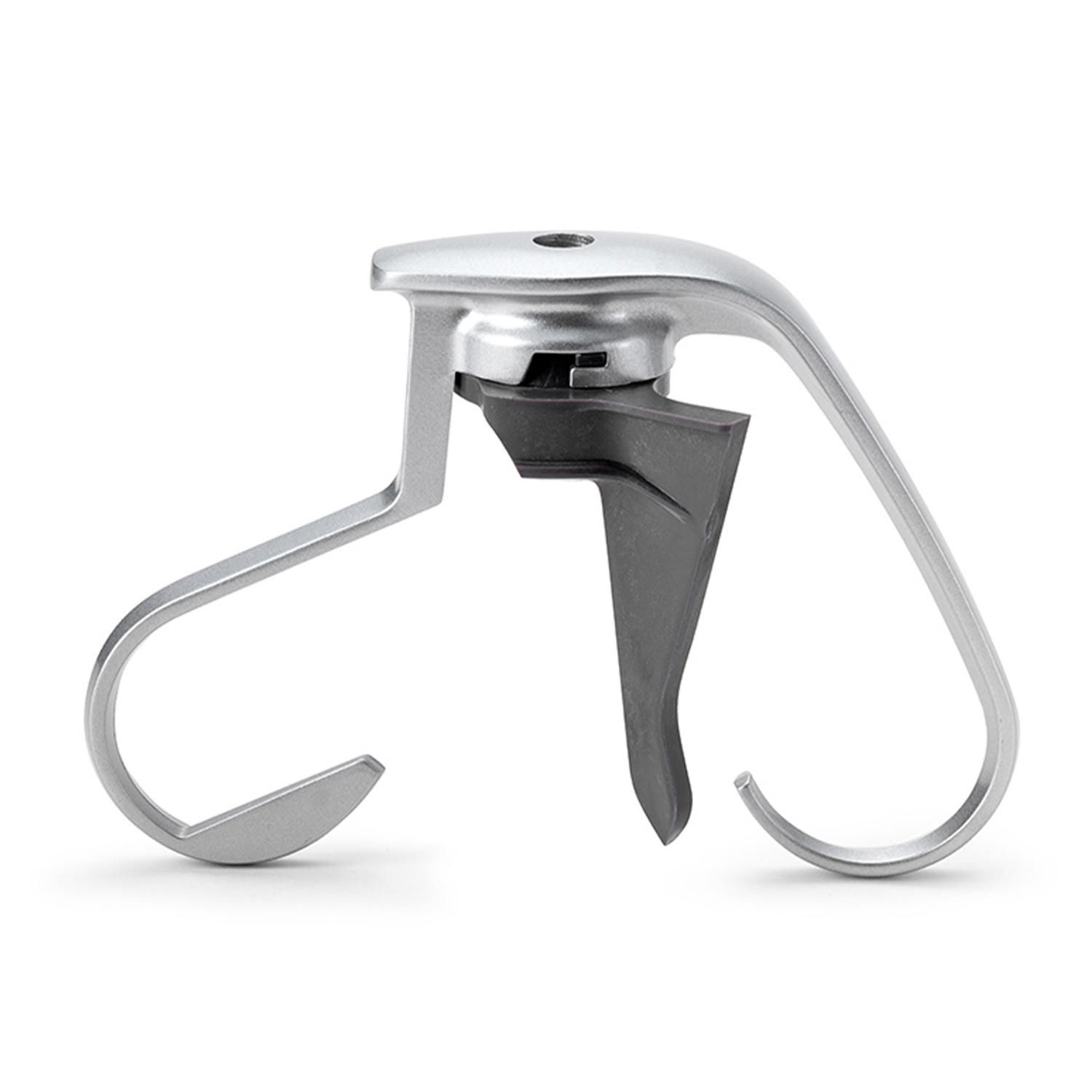 Un accessorio per mixer in metallo con due bracci curvi e un componente centrale nero.