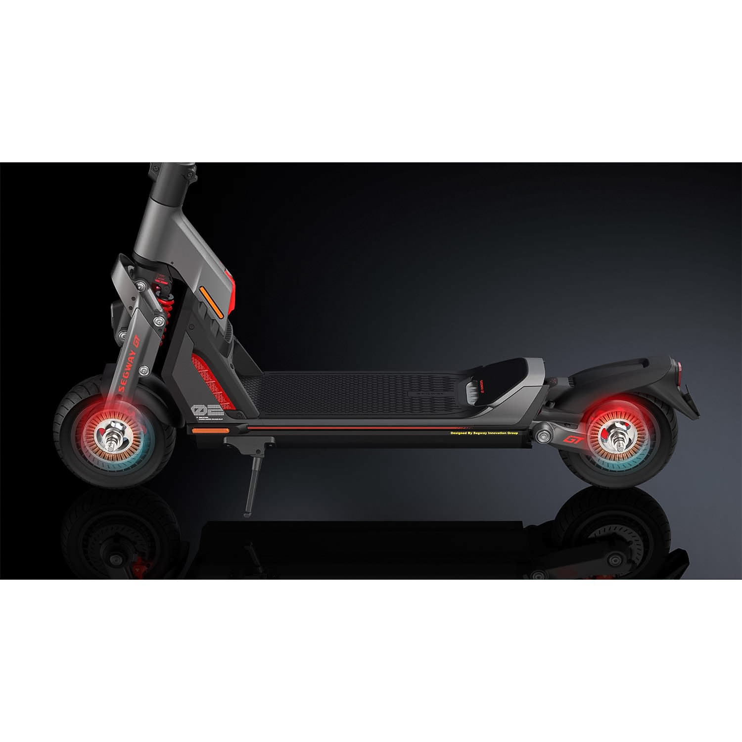 Scooter elettrico nero e grigio. Le ruote hanno luci rosse e blu. Lo scooter è su sfondo nero.