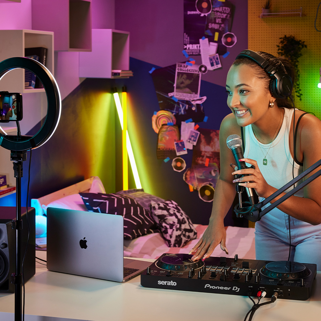 PIONEER DJ Contrôleur DJ professionnel à 2 canaux pour Serato DJ Lite (DDJ-REV1)