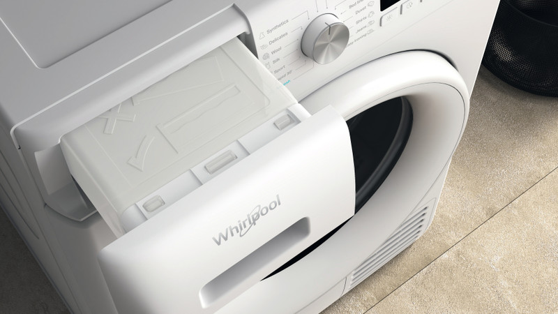 Egy fehér szárító, nyitott mosószer-tartóval. A Whirlpool logó látható.