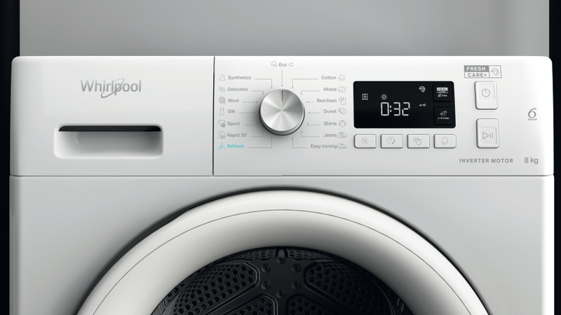 Egy fehér Whirlpool mosógép vezérlőpanelje.
