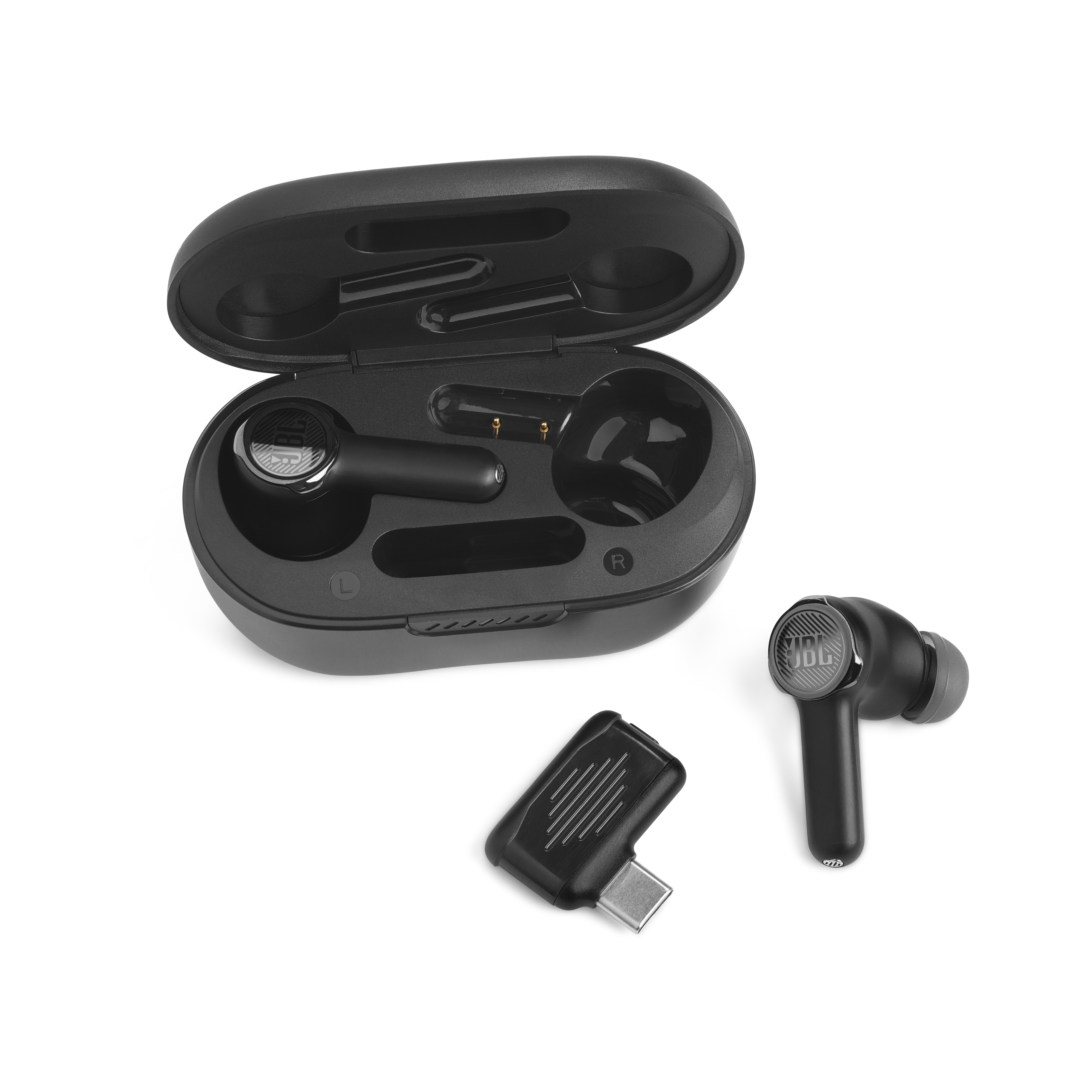 Siyah JBL kulaklıklar şarj kutusunda, USB-C adaptörü ile beyazda.