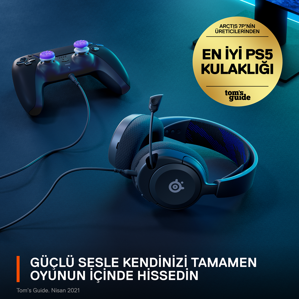 Siyah bir oyun kulaklığı ve bir kontrolcü. Altın rozet metni 'EN IYI PS5 KULAKLIGI' (En iyi PS5 kulaklığı) diyor.