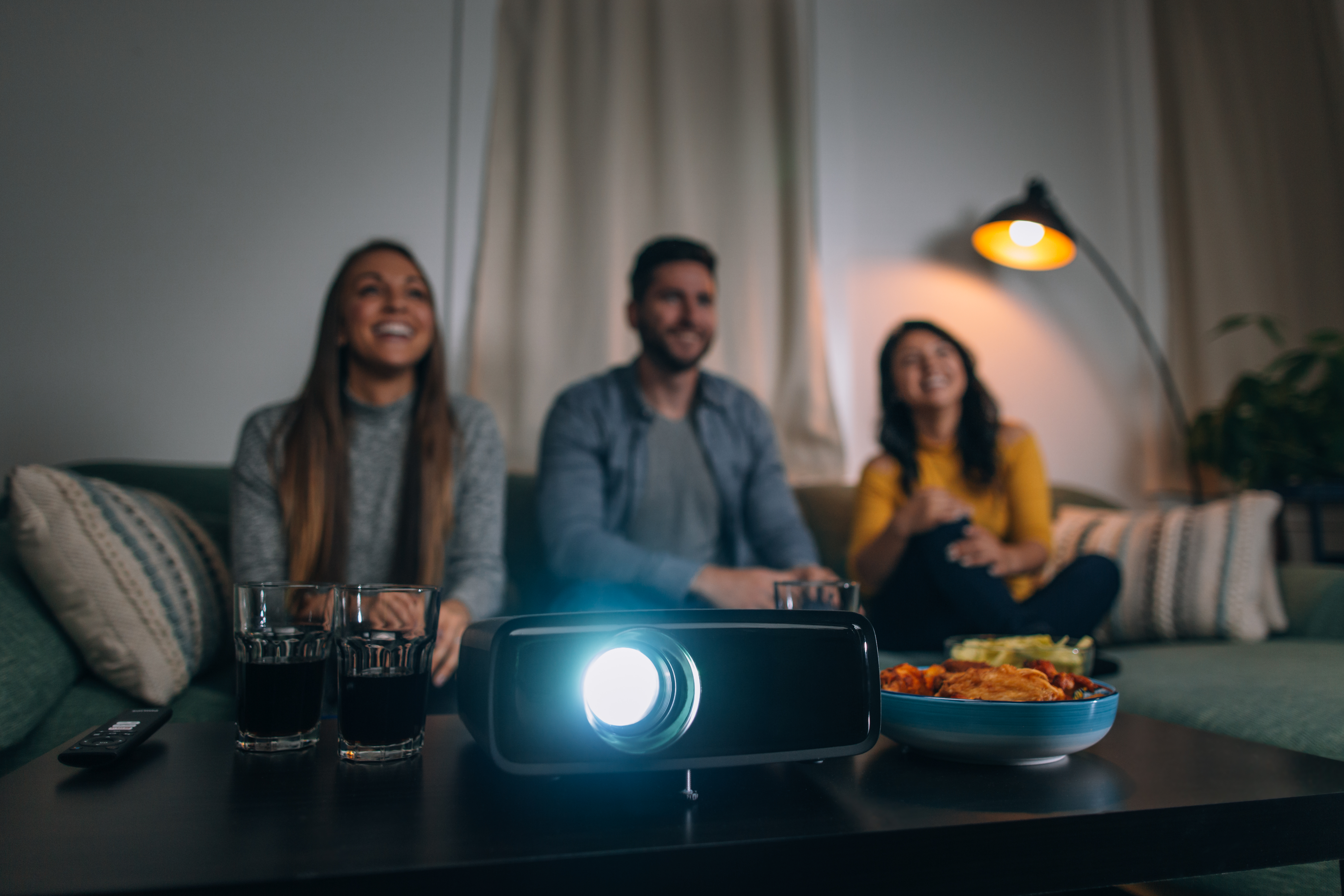 PHILIPS NeoPix 720 Beamer mit Android TV Beamer(Full-HD, 700 Lumen, WLAN)