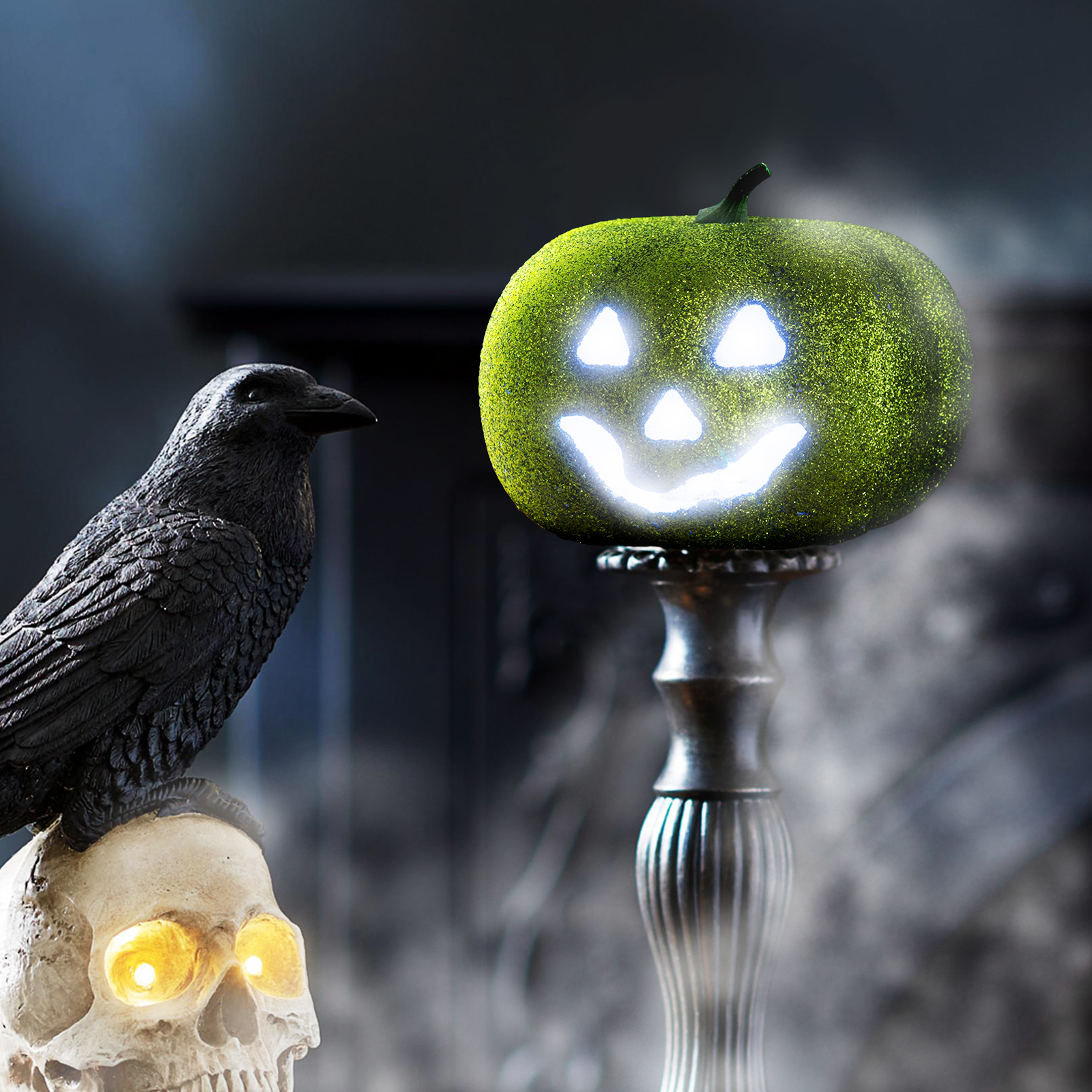 Halloween jelenet: Holló a koponyán, világító tök. Ködös, sötét háttér.