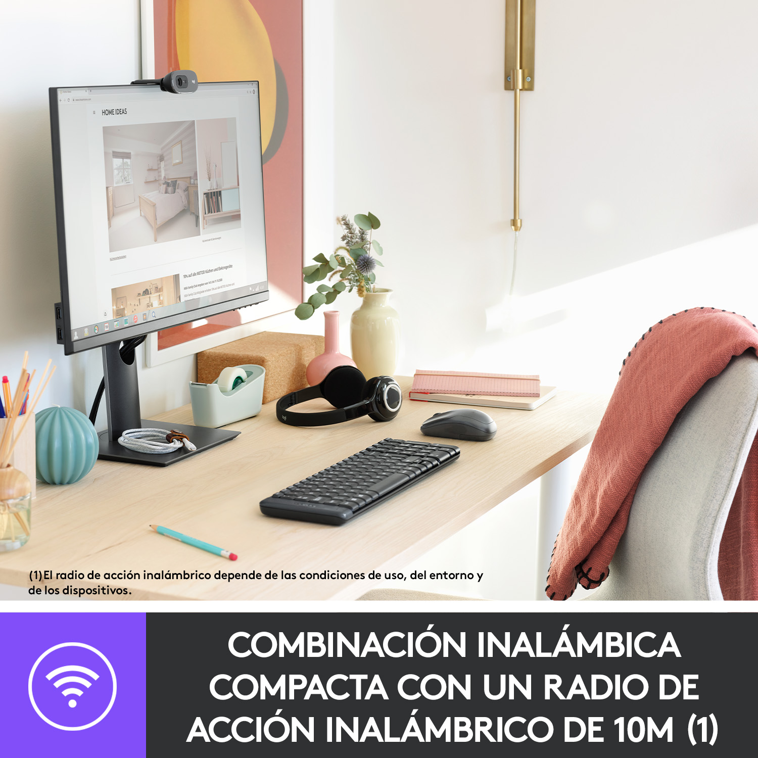 Una configuración de escritorio con computadora, teclado, ratón y accesorios. Texto abajo.