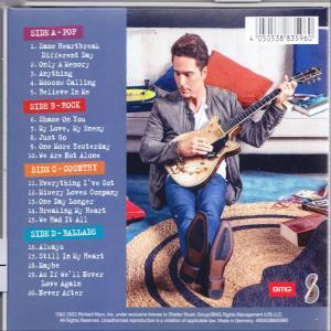 Dos d'un boîtier de CD avec des titres de chansons et un homme avec une guitare.