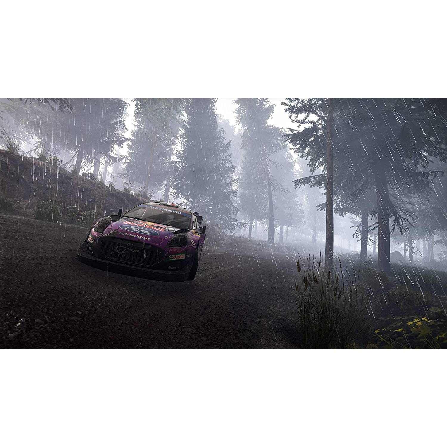 Coche de carreras en un bosque lluvioso. El coche es morado y blanco con logos.