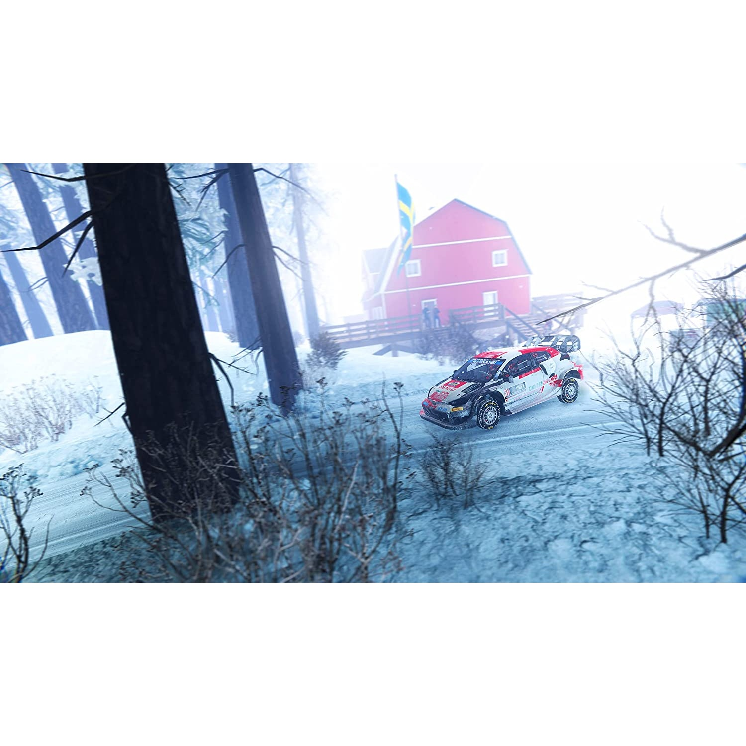 Un coche de rally corre por un bosque nevado, un edificio rojo al fondo.