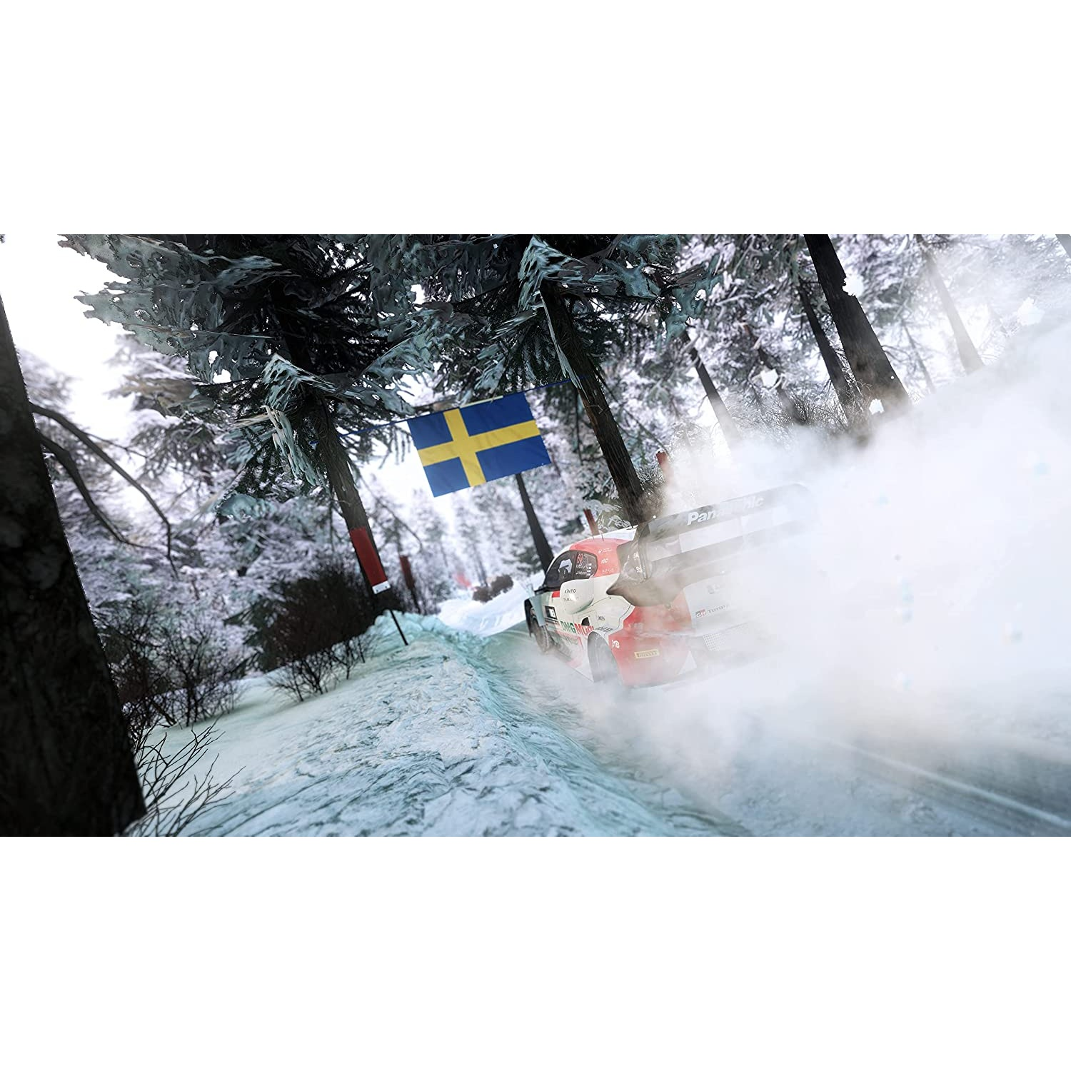 Coche de rally en bosque nevado, bandera sueca de fondo, en pista.