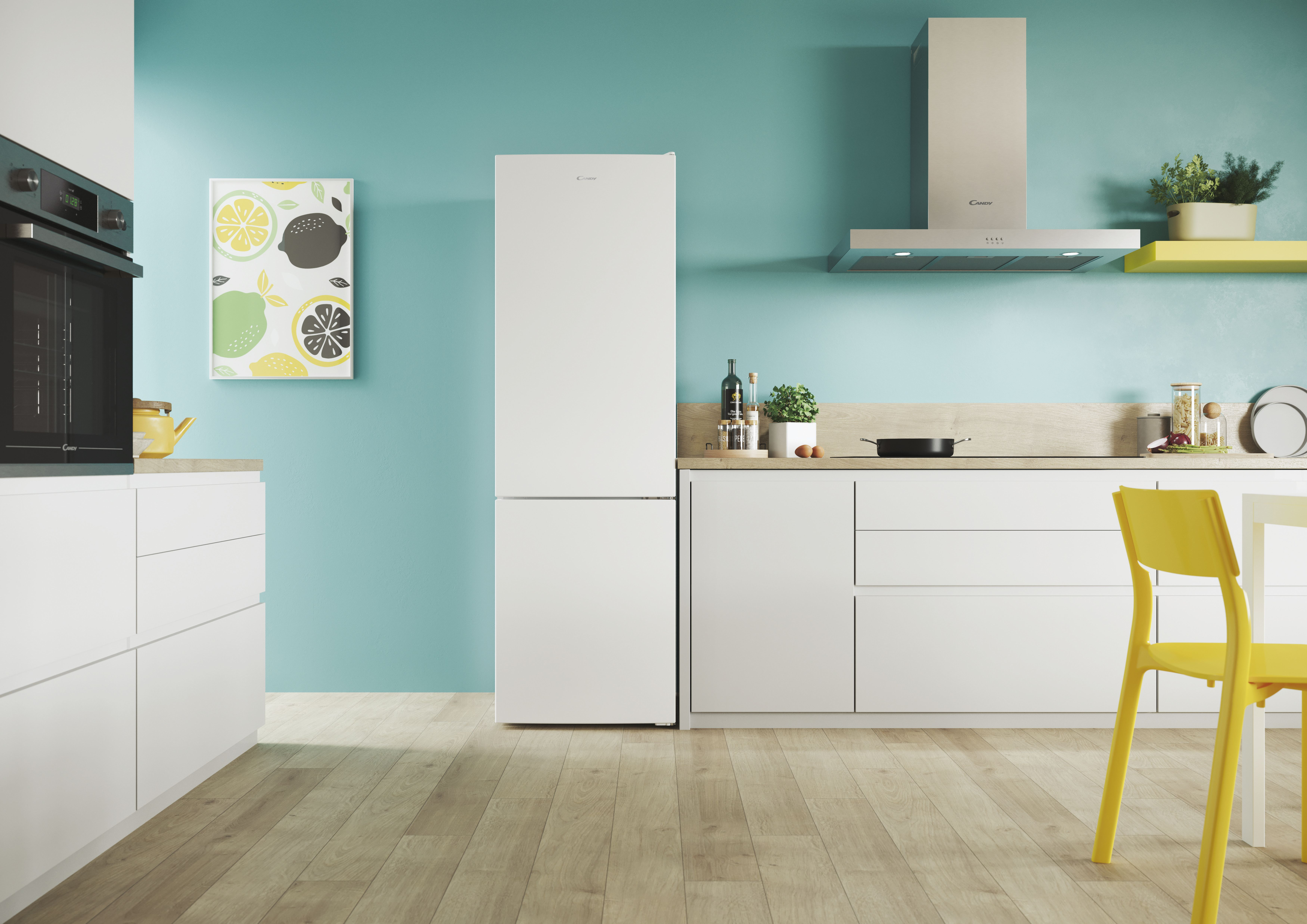 Cocina blanca con nevera, horno y silla amarilla.