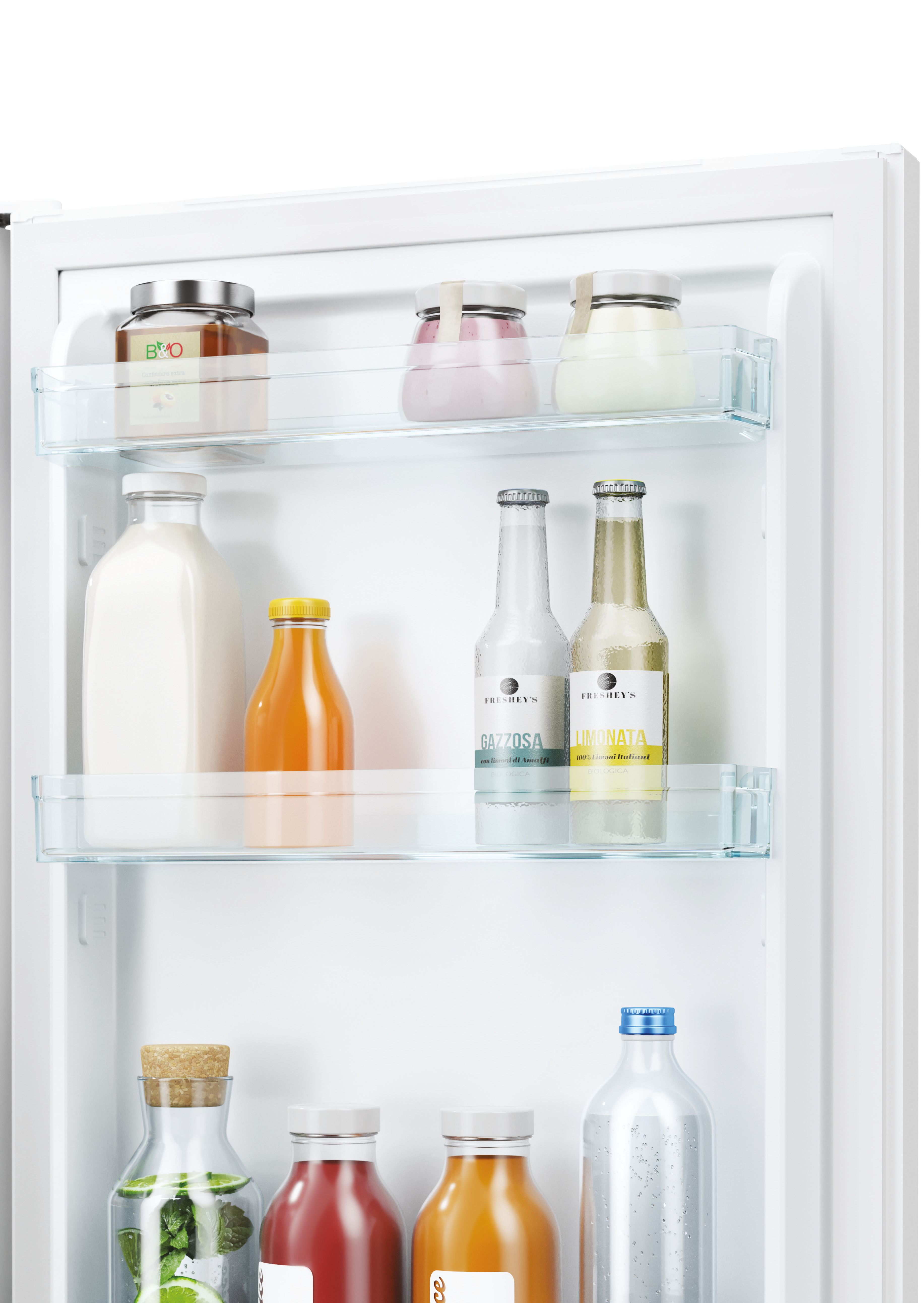 Interior de refrigerador con frascos, botellas y bebidas. Estantes claros con varios artículos.