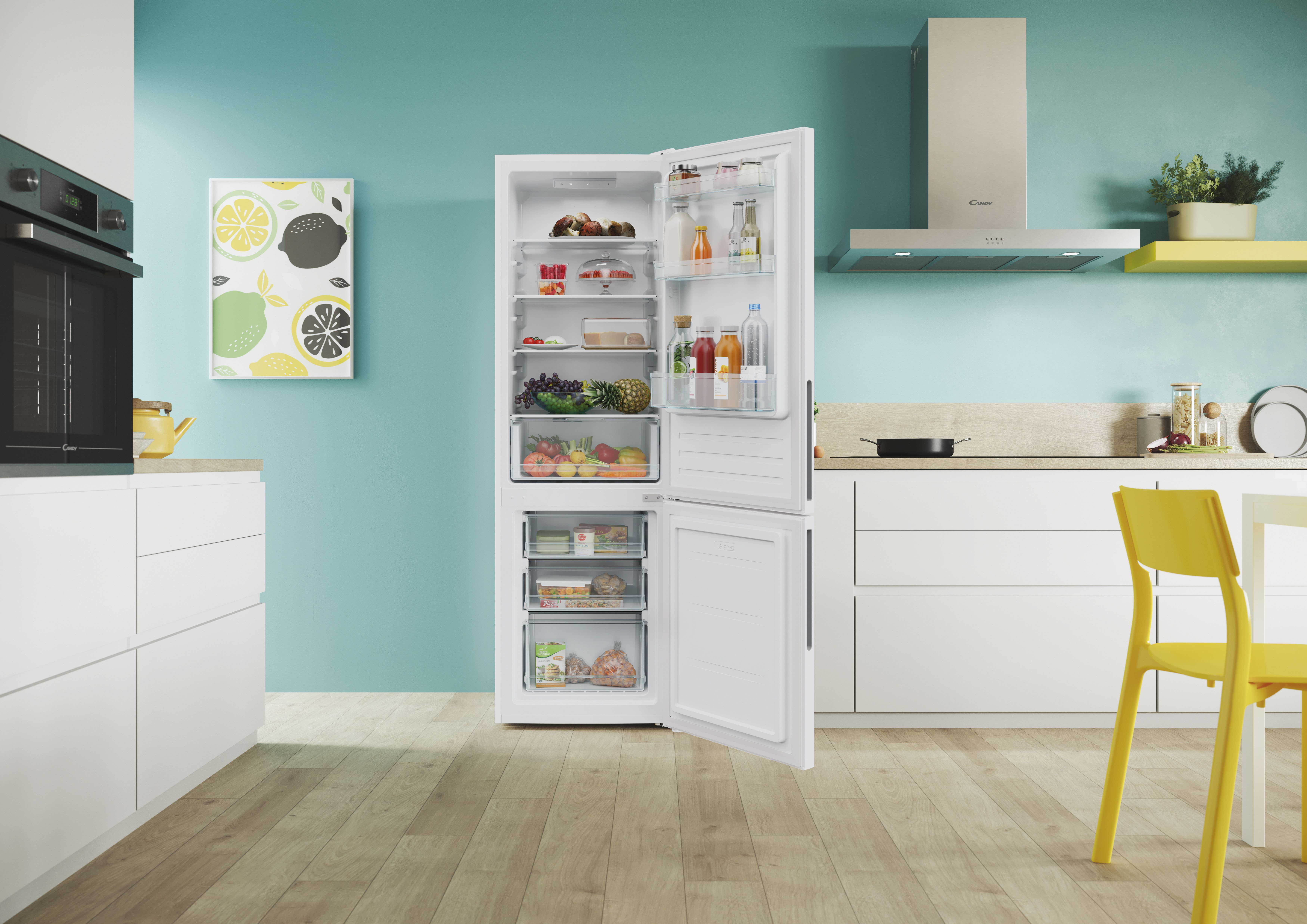 Refrigerador blanco abierto, lleno de comida. Fondo de cocina con pared azul y gabinetes blancos.