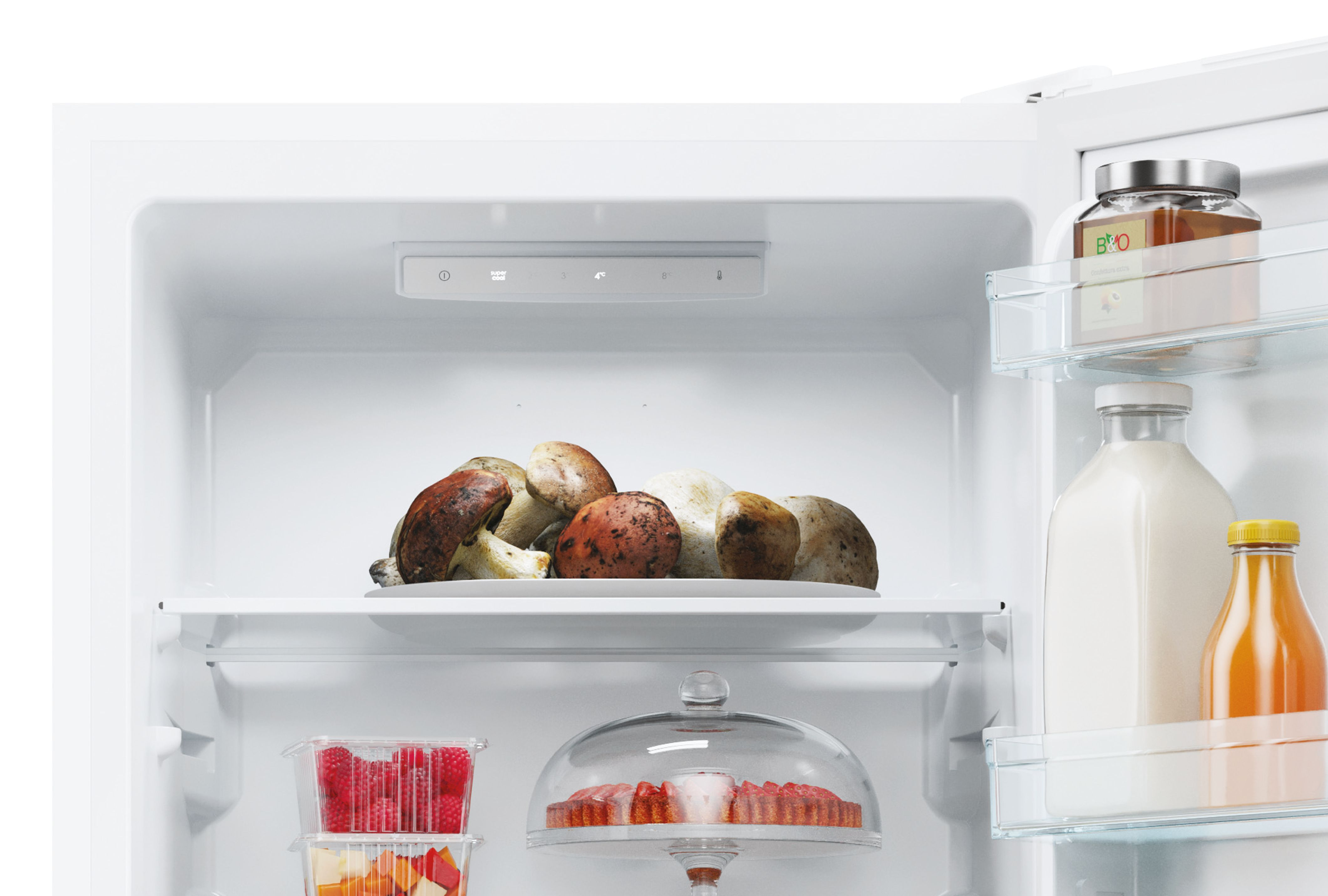 Dentro de un refrigerador con champiñones, plato de bayas, frasco y botellas.