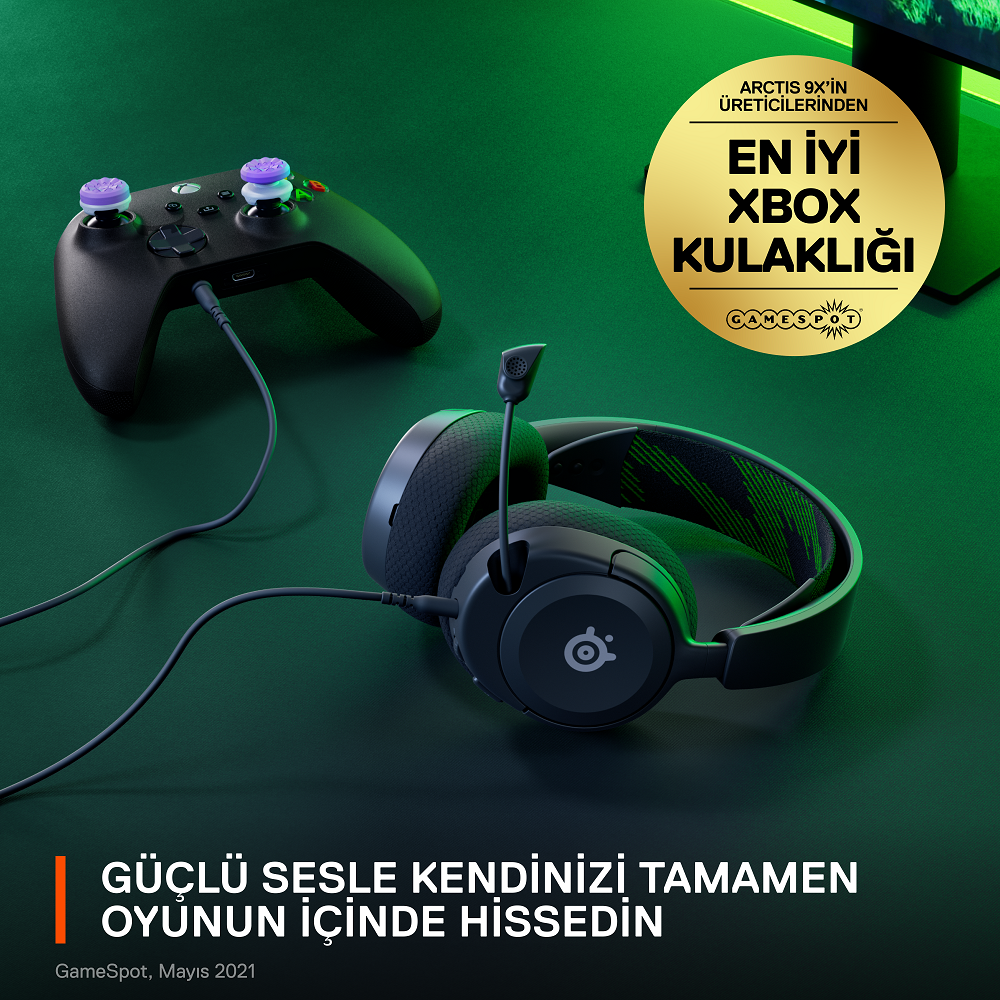 Siyah oyun kumandası ve kulaklık, metin ve altın rozet ile yeşil bir yüzeyde.