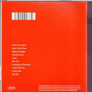 Ein rotes CD-Case mit weißem Text und Barcode oben. Die Rückseite ist zu sehen.