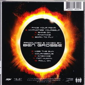 CD-Cover mit feurigem Design, Titelliste und Künstlerinformationen.