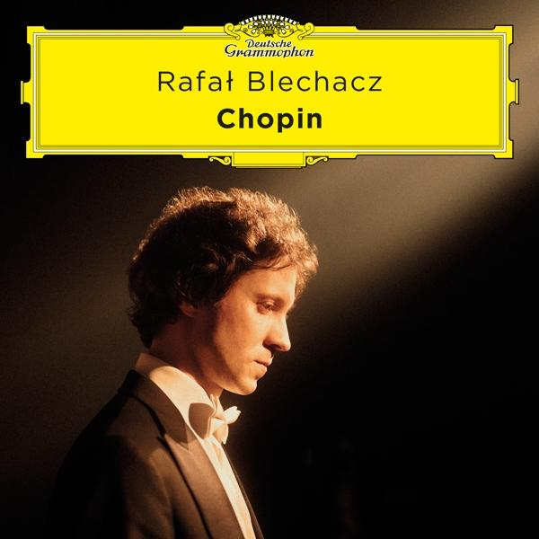 Pochette de l'album de Rafał Blechacz Chopin. Un homme en costume et nœud papillon joue du piano.