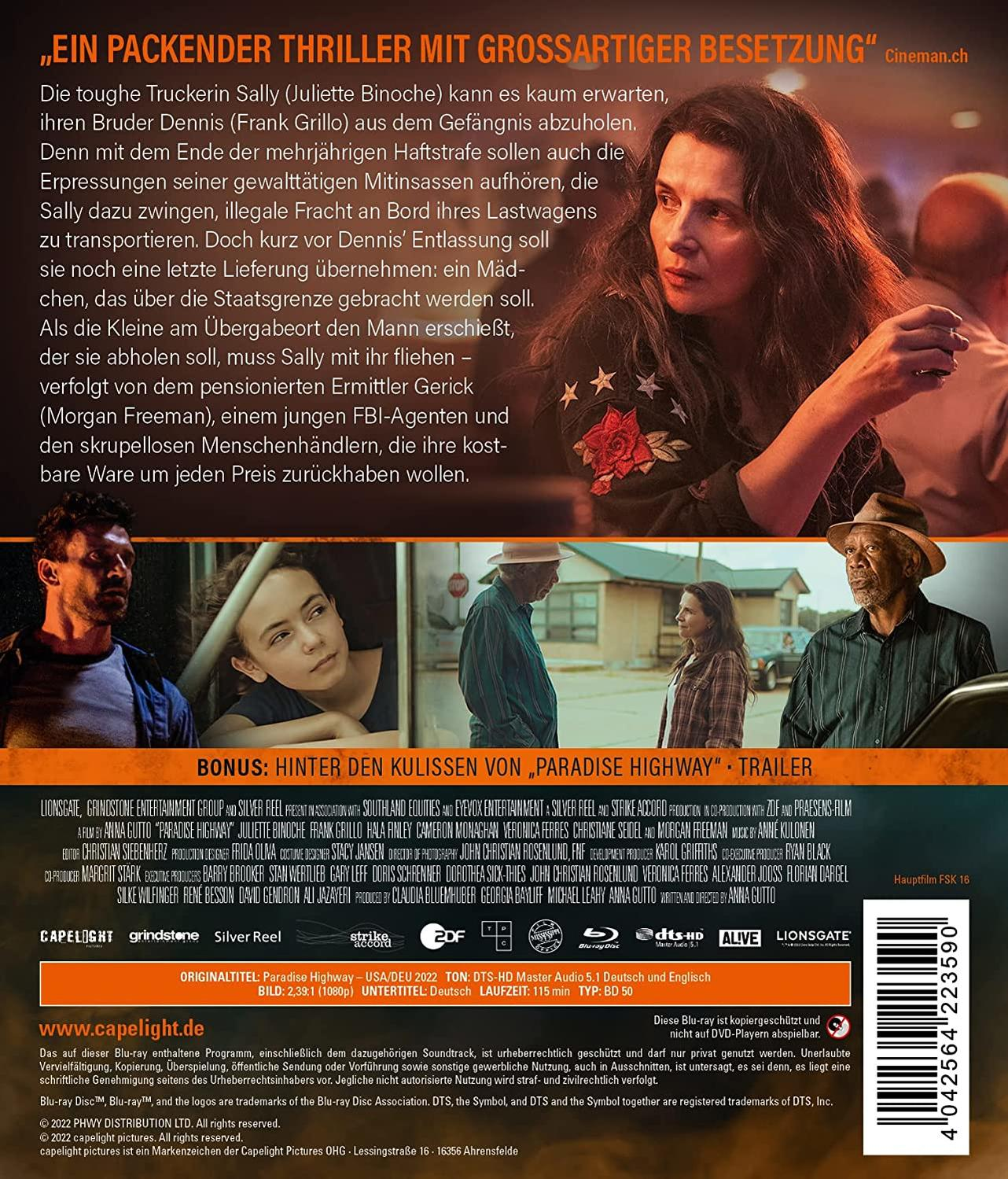 Filmposter für Paradise Highway. Eine Frau schaut aus dem Auto in dem Filmplakat.