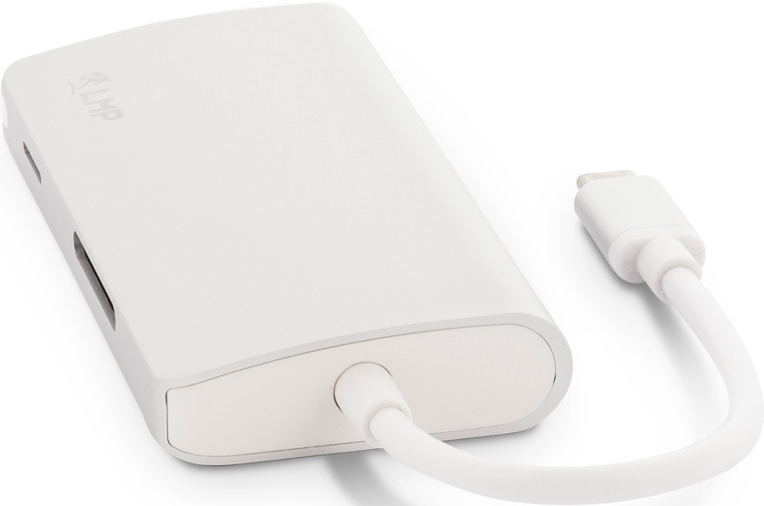 Ein weißer, rechteckiger Adapter mit Anschlüssen und einem weißen Kabel, vor weißem Hintergrund.