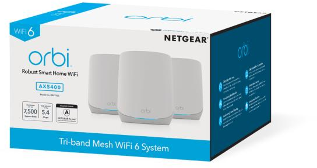 Weiße Box eines Netgear Orbi Wi-Fi 6-Systems mit drei weißen Satelliten.