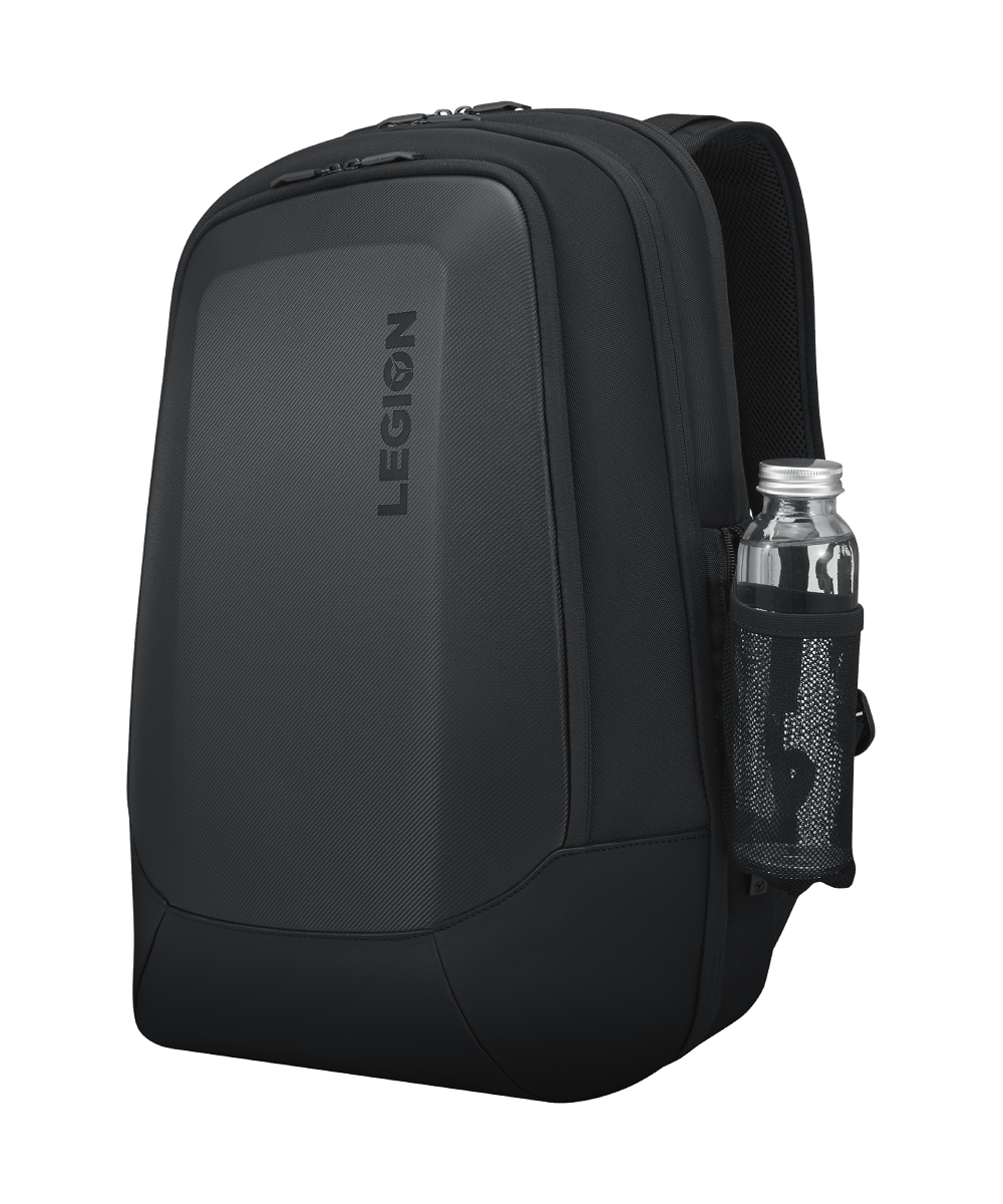 Una mochila Legion negra con una botella de agua en un bolsillo lateral.