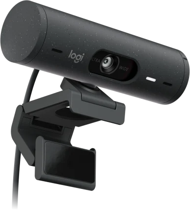 Egy fekete Logitech webkamera sötét, pettyes felülettel, állványra szerelve.
