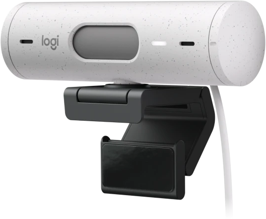 Egy fehér Logitech webkamera fix tartóval. Lencsével és logóval rendelkezik elöl.