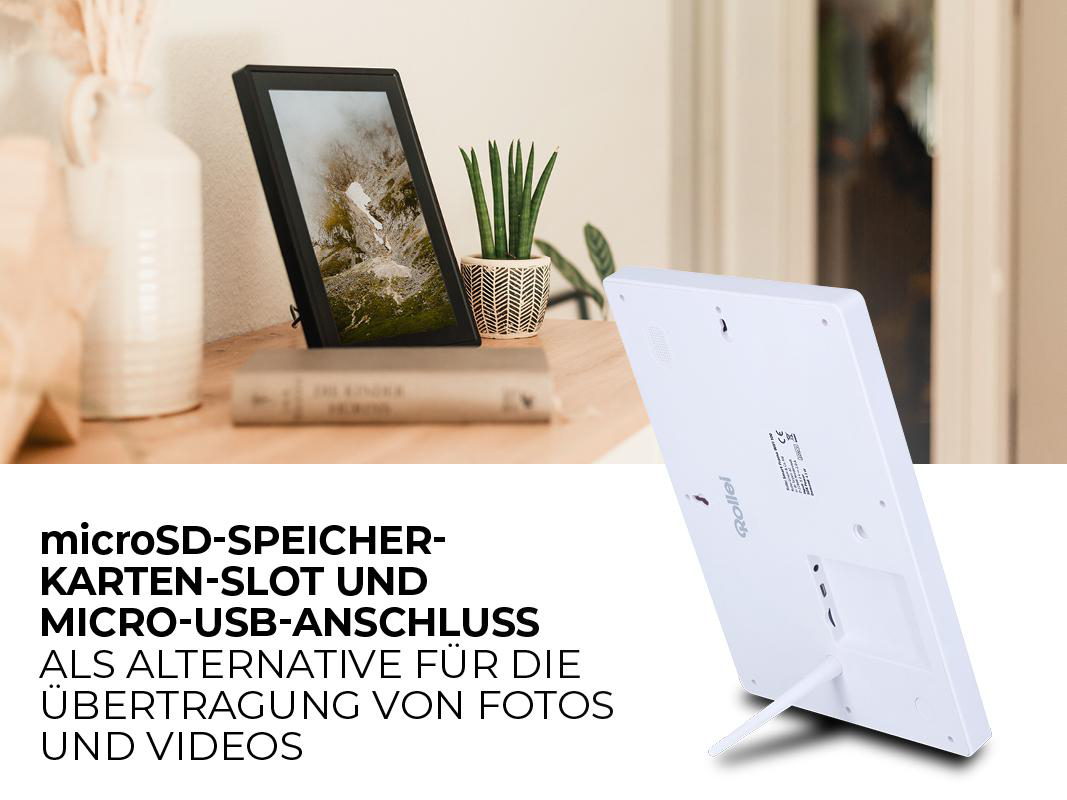 Weißer digitaler Bilderrahmen auf einem Holztisch, neben einem Buch und einer Pflanze. Die Rückseite ist abgebildet.