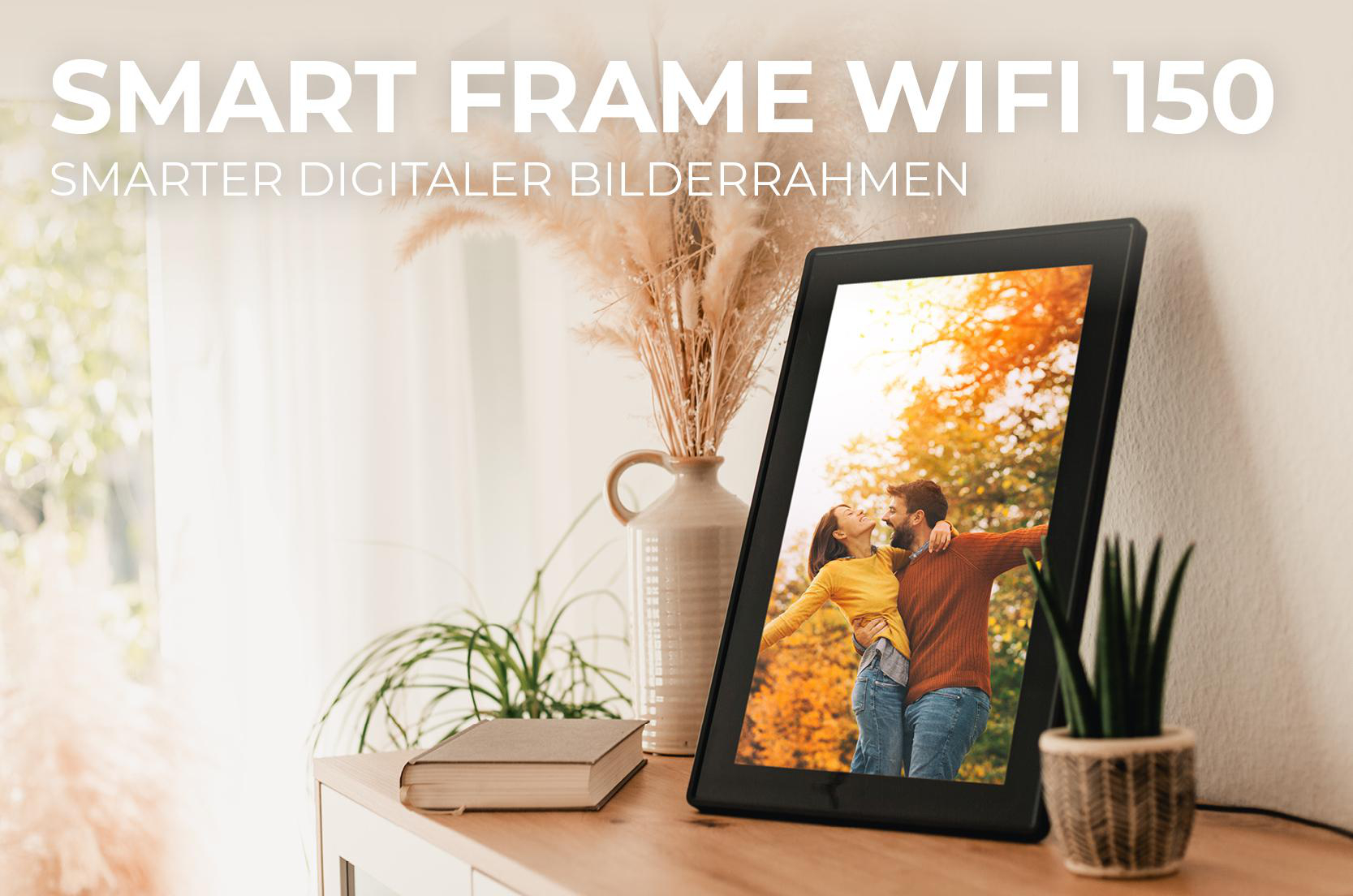 Smart Frame mit küssendem Paar auf Holztisch, mit Vase und Pflanze.
