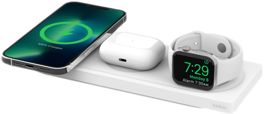 Een wit oplaadstation met een telefoon, oordopjes en een horloge die erop opladen.