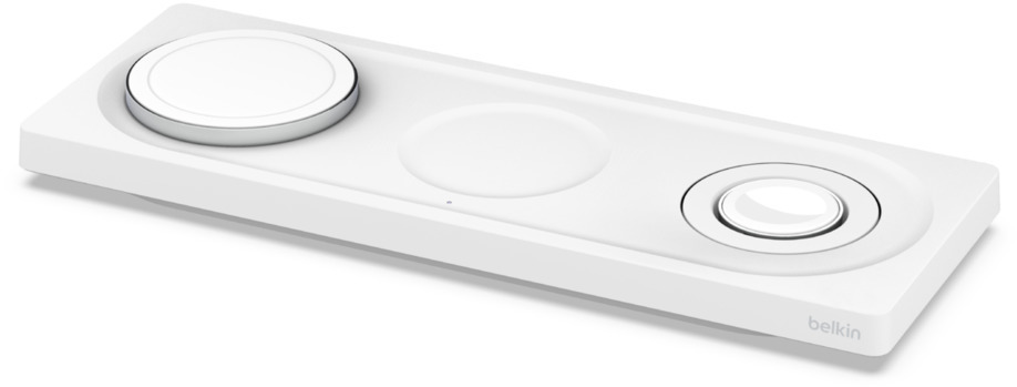 Witte oplaadpad met een cirkelvormige oplader, een andere voor de horloge, en een lange, rechthoekige basis met een Belkin-logo.