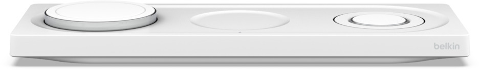 Een wit oplaadstation met oplaadpads voor een Apple Watch en AirPods, met het merk Belkin.