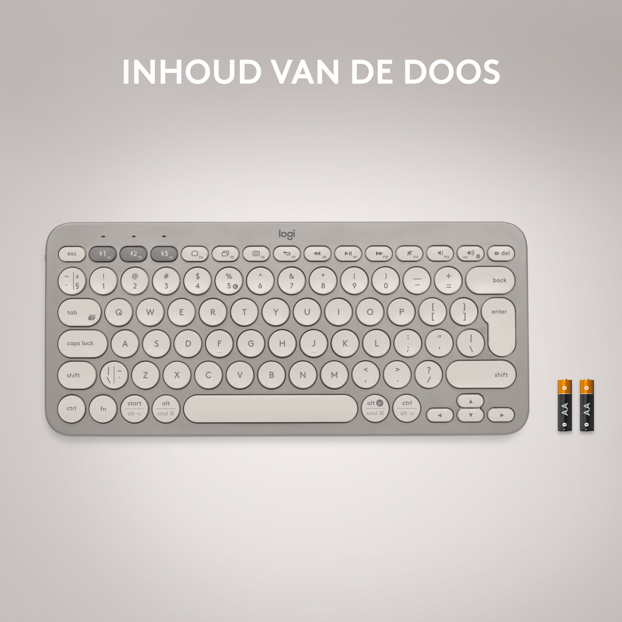 Een toetsenbord op een wit oppervlak met twee AA-batterijen ernaast.