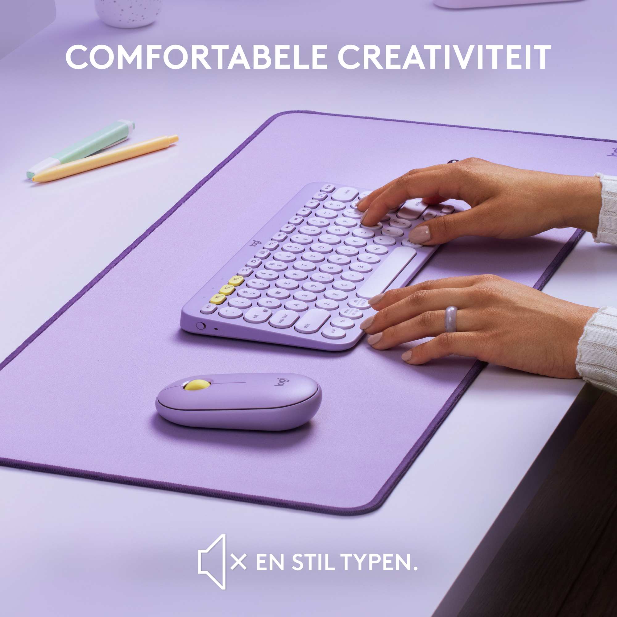 Handen typen op een wit toetsenbord, paarse muis op een paarse mat, tekst: COMFORTABLE CREATIVITY.